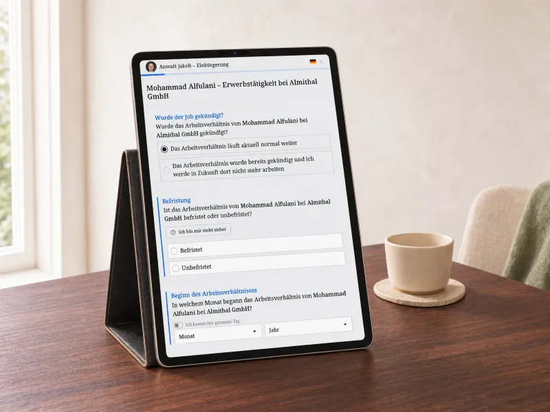 Tablet auf einem Holztisch mit der deutschen Ansicht unseres Einbürgerungsformulars